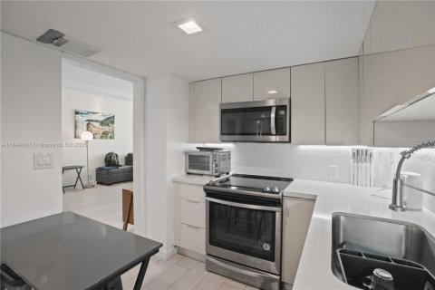 Condo in Sunny Isles Beach, Florida, 2 bedrooms  № 1845873 - photo 22