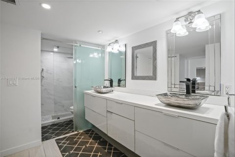 Condo in Sunny Isles Beach, Florida, 2 bedrooms  № 1845873 - photo 27