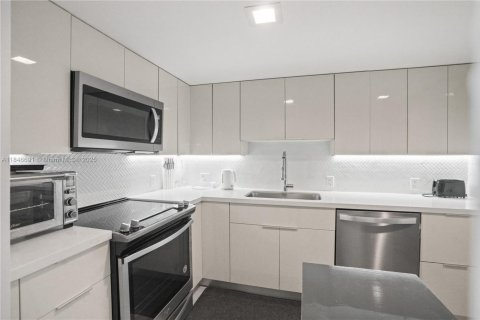 Condo in Sunny Isles Beach, Florida, 2 bedrooms  № 1845873 - photo 21