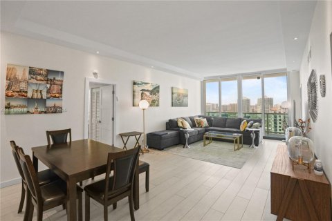 Condo in Sunny Isles Beach, Florida, 2 bedrooms  № 1845873 - photo 9