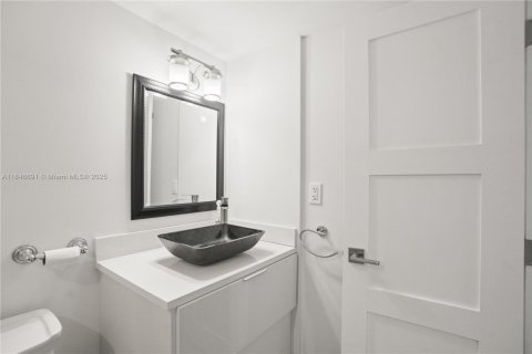 Condo in Sunny Isles Beach, Florida, 2 bedrooms  № 1845873 - photo 19