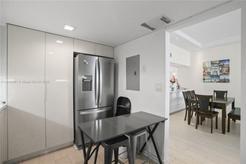 Condo in Sunny Isles Beach, Florida, 2 bedrooms  № 1845873 - photo 23