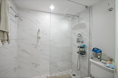 Condo in Sunny Isles Beach, Florida, 2 bedrooms  № 1845873 - photo 28