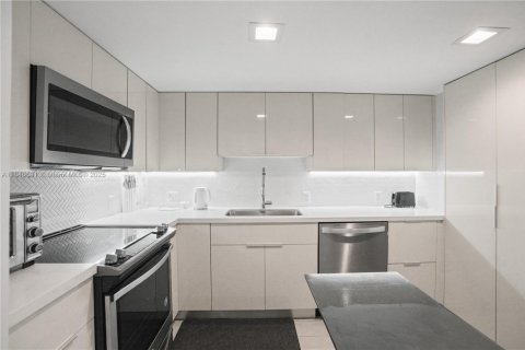 Condo in Sunny Isles Beach, Florida, 2 bedrooms  № 1845873 - photo 20