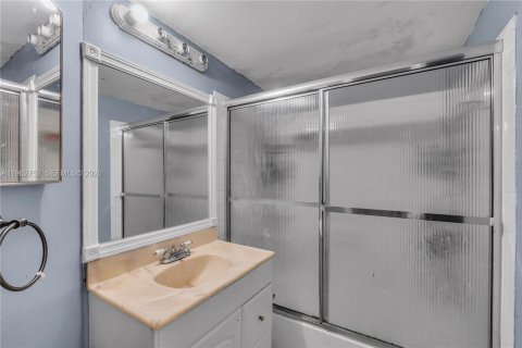 Condo in Coral Springs, Florida, 2 bedrooms  № 2027191 - photo 12