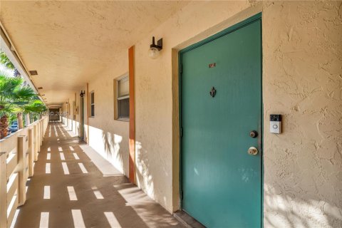 Condo in Coral Springs, Florida, 2 bedrooms  № 2027191 - photo 3