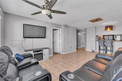 Condo in Coral Springs, Florida, 2 bedrooms  № 2027191 - photo 4