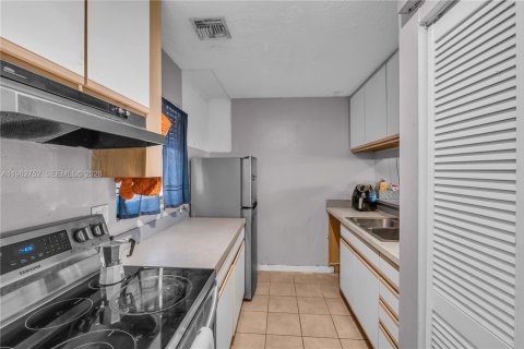 Condo in Coral Springs, Florida, 2 bedrooms  № 2027191 - photo 6