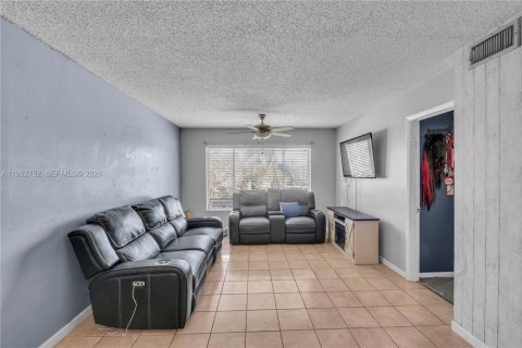 Condo in Coral Springs, Florida, 2 bedrooms  № 2027191 - photo 5