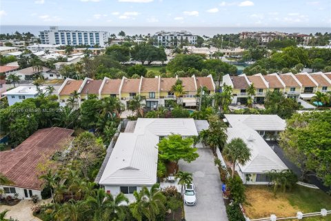 Villa ou maison à louer à Lauderdale-by-the-Sea, Floride: 2 chambres, 141.86 m2 № 1980108 - photo 1
