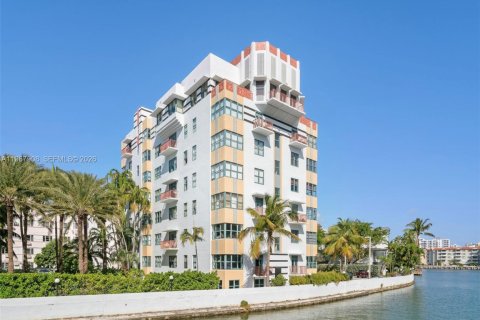 Estudio en el Condominio en Miami Beach, Florida  № 2030052