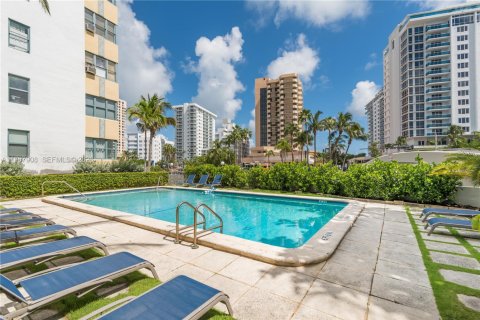 Condominio en venta en Miami Beach, Florida, 50.63 m2 № 2030052 - foto 18