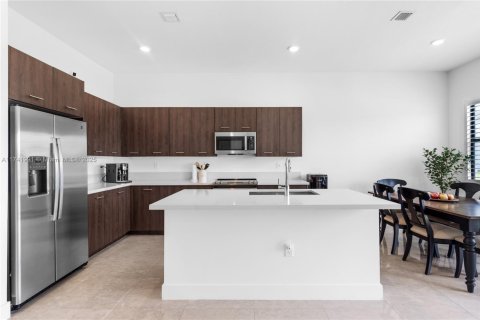 House in Miramar, Florida 4 bedrooms, 211.26 sq.m. № 1707181 - photo 17