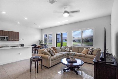 House in Miramar, Florida 4 bedrooms, 211.26 sq.m. № 1707181 - photo 19