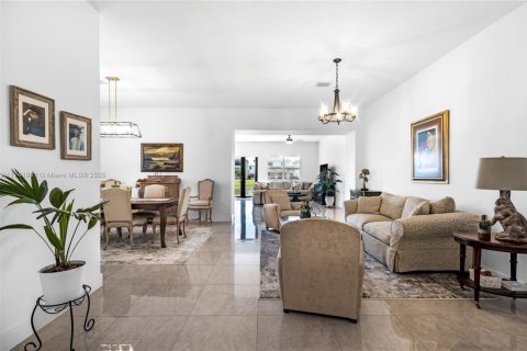 House in Miramar, Florida 4 bedrooms, 211.26 sq.m. № 1707181 - photo 5
