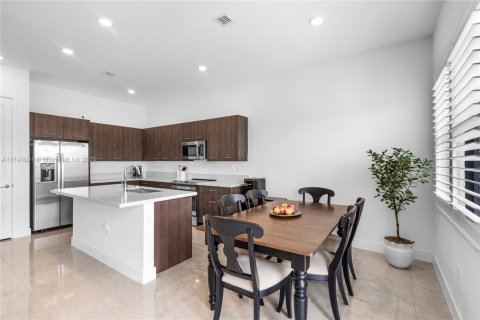 House in Miramar, Florida 4 bedrooms, 211.26 sq.m. № 1707181 - photo 14
