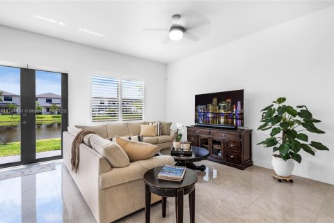 House in Miramar, Florida 4 bedrooms, 211.26 sq.m. № 1707181 - photo 12