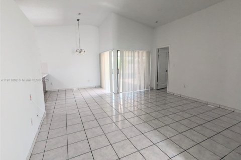 Снять в аренду виллу или дом в Хомстед, Флорида 3 спальни, 110.65м2, № 1968220 - фото 2