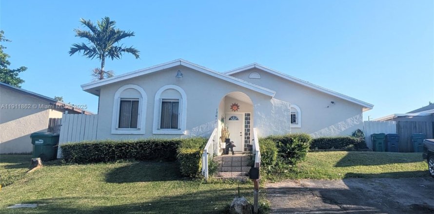 Дом в Хомстед, Флорида 3 спальни, 110.65м2 № 1968220