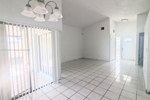 Снять в аренду виллу или дом в Хомстед, Флорида 3 спальни, 110.65м2, № 1968220 - фото 3