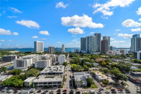 Condominio en alquiler en Miami, Florida, 2 dormitorios, 101.82 m2 № 2010832 - foto 3