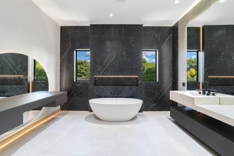 Casa en venta en Miami, Florida, 10 dormitorios, 1101.82 m2 № 2008112 - foto 24