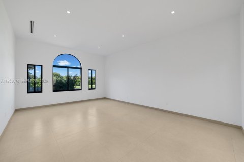 Casa en venta en Miami, Florida, 10 dormitorios, 1101.82 m2 № 2008112 - foto 16