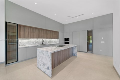 Casa en venta en Miami, Florida, 10 dormitorios, 1101.82 m2 № 2008112 - foto 11
