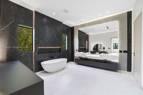 Casa en venta en Miami, Florida, 10 dormitorios, 1101.82 m2 № 2008112 - foto 23