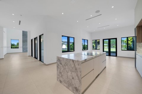 Casa en venta en Miami, Florida, 10 dormitorios, 1101.82 m2 № 2008112 - foto 12