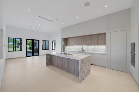 Casa en venta en Miami, Florida, 10 dormitorios, 1101.82 m2 № 2008112 - foto 10