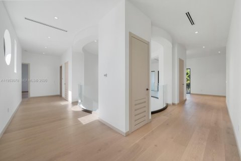 Casa en venta en Miami, Florida, 10 dormitorios, 1101.82 m2 № 2008112 - foto 19
