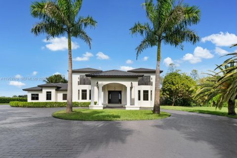 Casa en venta en Miami, Florida, 10 dormitorios, 1101.82 m2 № 2008112 - foto 3
