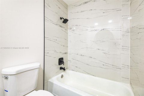 Condo in Lake Worth, Florida, 2 bedrooms  № 1887221 - photo 21