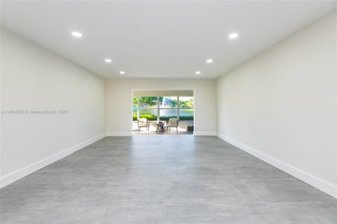 Condo in Lake Worth, Florida, 2 bedrooms  № 1887221 - photo 10