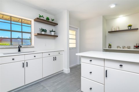 Condo in Lake Worth, Florida, 2 bedrooms  № 1887221 - photo 6