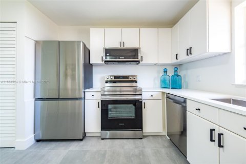 Condo in Lake Worth, Florida, 2 bedrooms  № 1887221 - photo 1