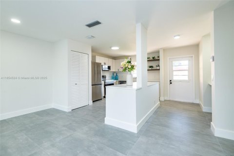 Condo in Lake Worth, Florida, 2 bedrooms  № 1887221 - photo 9