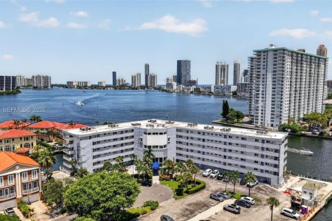 Condo à North Miami Beach, Floride, 1 chambre  № 2358079