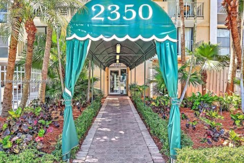 Студия в кондо в Норт-Майами, Флорида № 2005769