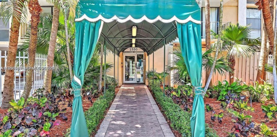 Студия в кондо в Норт-Майами, Флорида № 2005769