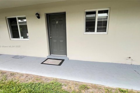 Снять в аренду виллу или дом в Форт-Лодердейл, Флорида 2 спальни, 283.07м2, № 1979570 - фото 2