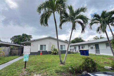 Снять в аренду виллу или дом в Форт-Лодердейл, Флорида 2 спальни, 283.07м2, № 1979570 - фото 1