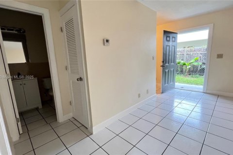 Снять в аренду виллу или дом в Форт-Лодердейл, Флорида 2 спальни, 283.07м2, № 1979570 - фото 10