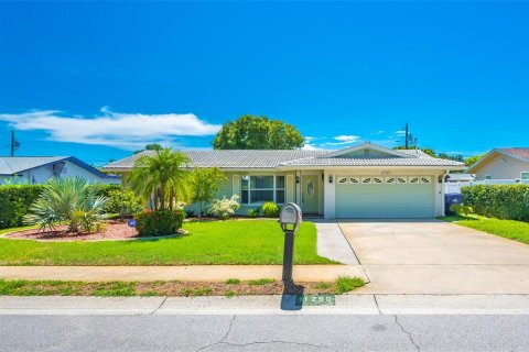 Casa en alquiler en Largo, Florida, 4 dormitorios, 210.7 m2 № 1906420 - foto 1