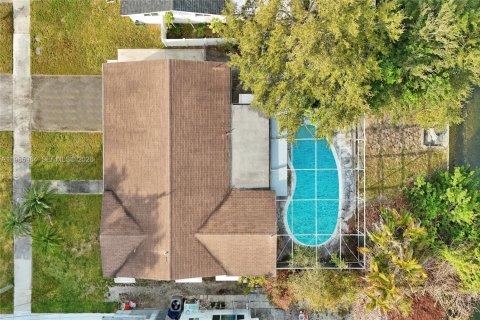 Дом в Холливуд, Флорида 3 спальни, 135.82м2 № 2030733