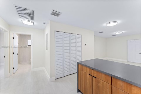 Immobilier commercial à vendre à Miami, Floride № 1974976 - photo 6