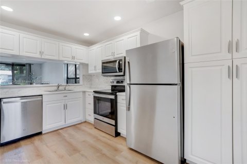 Townhouse in Coconut Creek, Florida 3 bedrooms, 128.95 sq.m. № 1726227 - photo 6