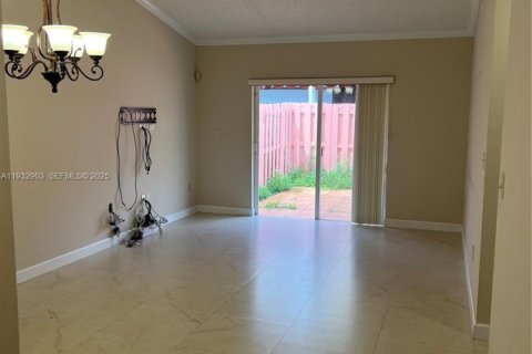 Снять в аренду виллу или дом в Суитуотер, Флорида 3 спальни, 97.55м2, № 1991693 - фото 3