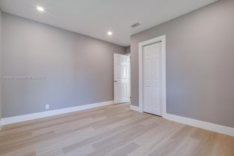 House in Hollywood, Florida 4 bedrooms, 94.2 sq.m. № 1891600 - photo 9